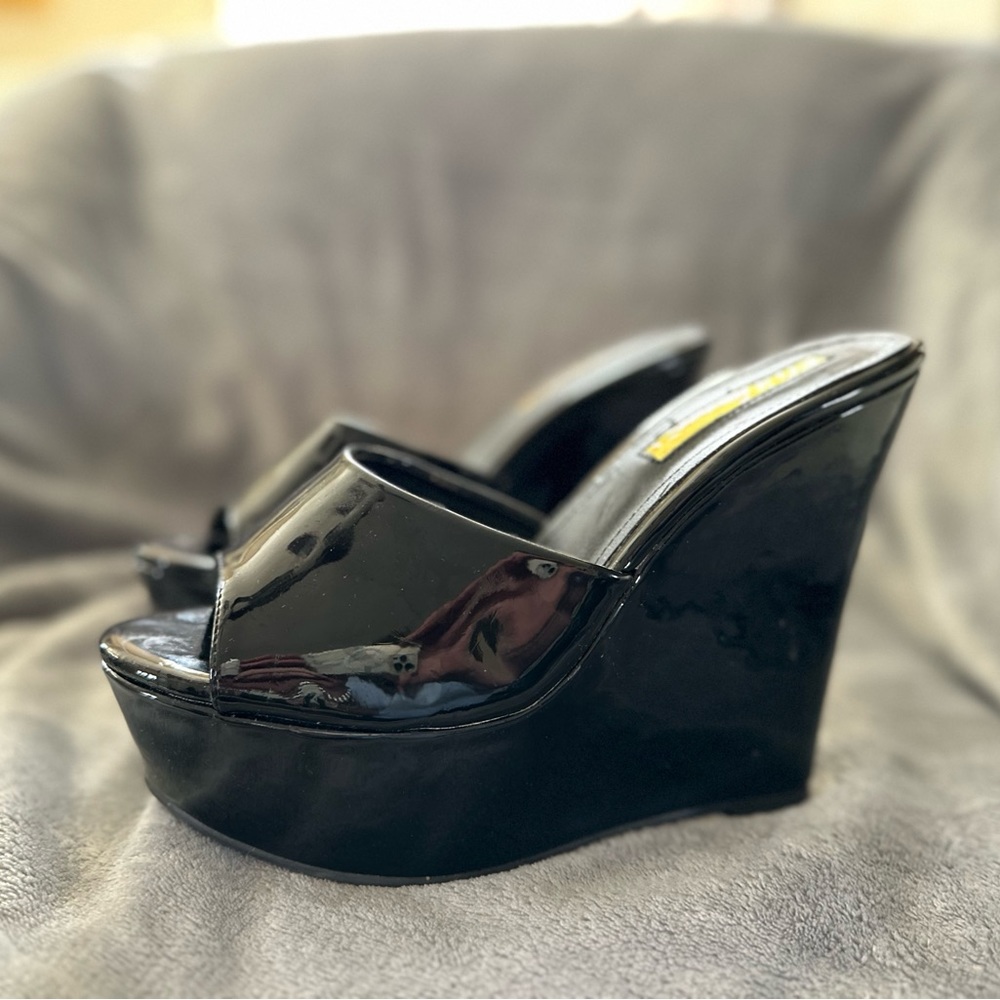 Lilian size 6 platform sandals